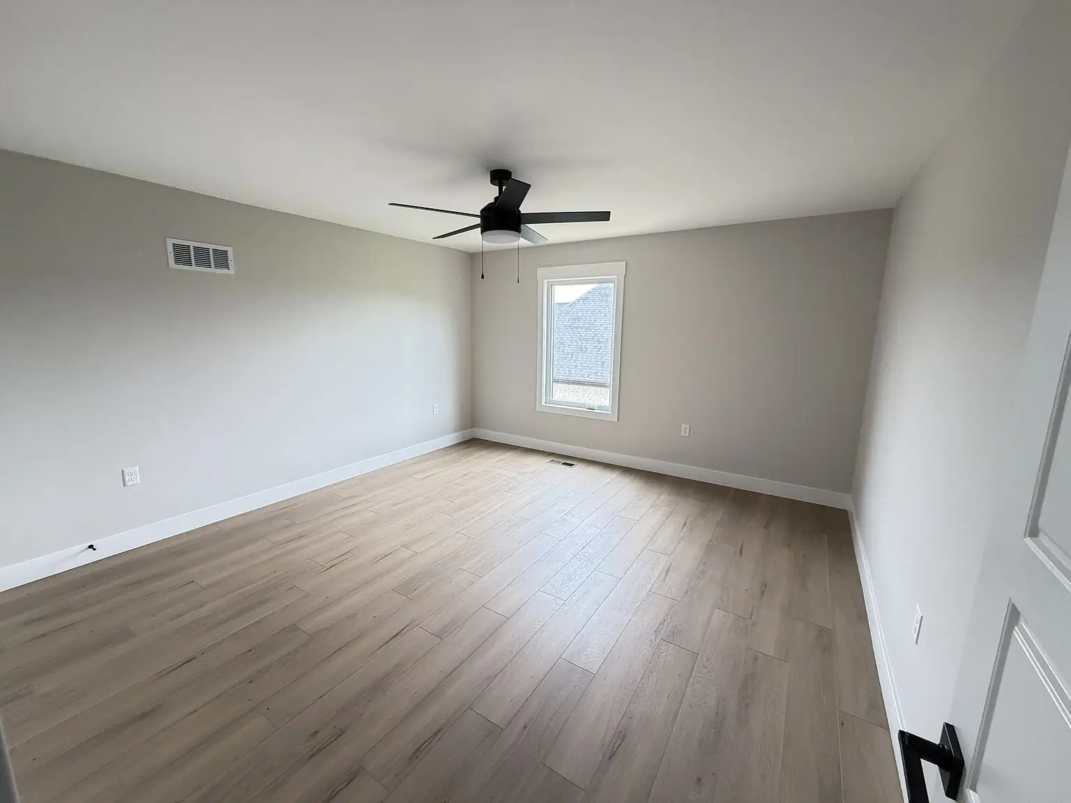 Empty room in Chris Brown Homes 6192 Ashford Cir with Robin floor plan and ceiling fan.