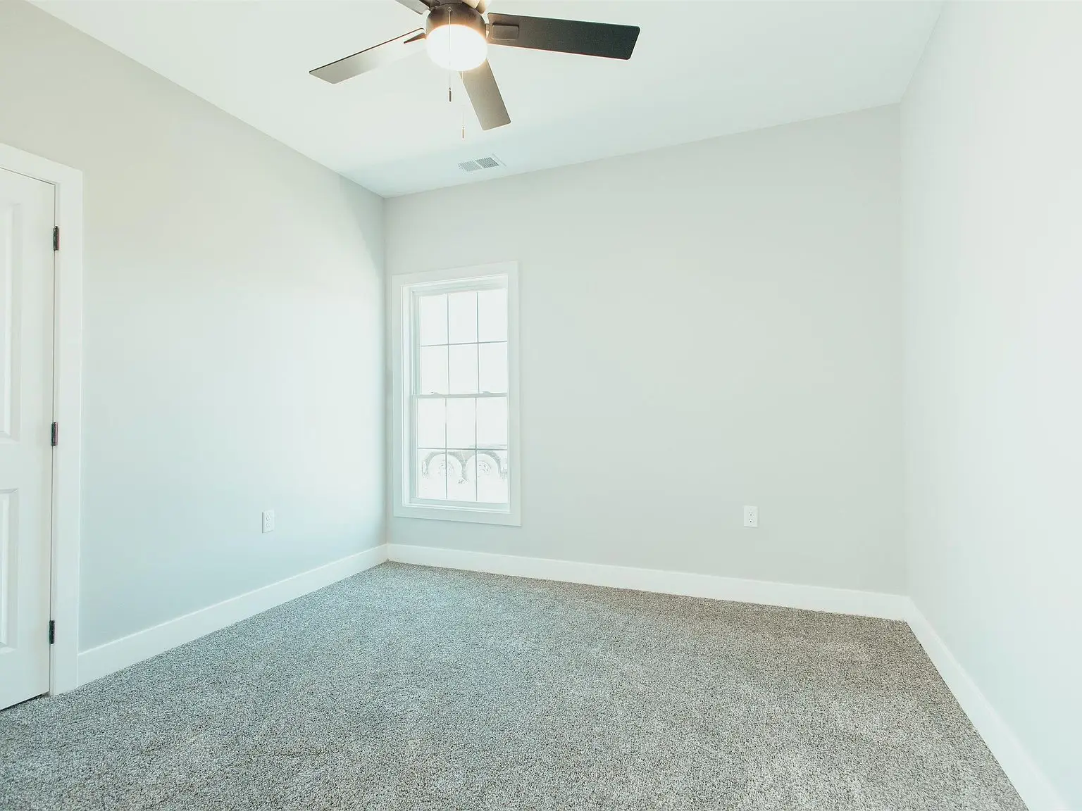 Spacious room in Chris Brown Homes 1624 Eli Dr, featuring the popular Kirkwood floor plan.